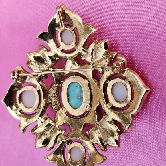 Sarah Coventry 1968 Goldtone Faux Turquoise & Faux Perals Signed On Back - Picture 3 of 8
